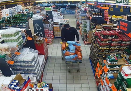 Co za tupet. Wyjechał z Biedronki z koszem wyładowanym kawą i chemią. Grupa kradła tak do dawna