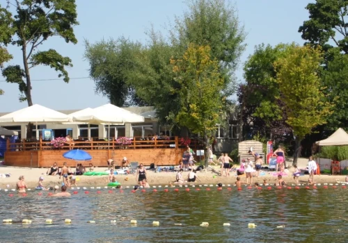 Odkryj letnie atrakcje nad jeziorem w Jezierzanach - rodzinny wypoczynek i półkolonie