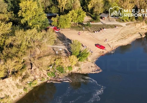 Brat zgłosił zaginięcie siostry. Auto było obok pola golfowego przy rzece. W trakcie poszukiwań ciało kobiety znaleziono w Wiśle