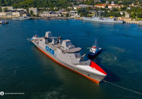 Fregata Wicher po raz pierwszy na wodzie. Zobacz spektakularne wodowanie!