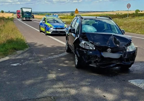 Zatrzymywali ją do kontroli drogowej, po chwili doszło do zderzenia pojazdów. Peugeot dachował