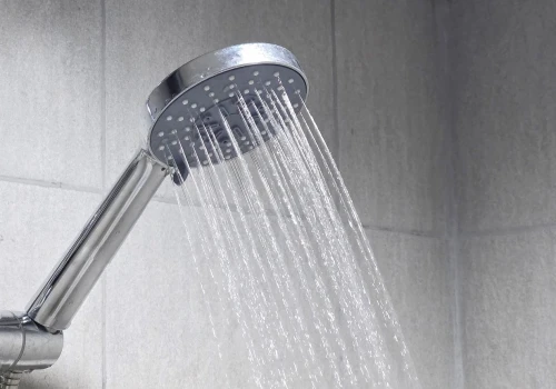 Ani soda, ani ocet. Jest lepsze rozwiązanie w przypadku kamienia na słuchawce prysznicowej