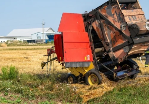 Pożar prasy w żniwa. Najczęstsze przyczyny i jak im zapobiec