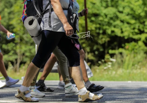 Niektórzy marzą o all inclusive. One wolą bąble na stopach i śpiew o 5 rano. 