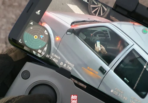 Kierowcy dostają mandat za telefon na postoju. Tak też nie wolno