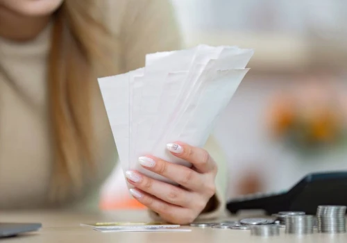 Tysiące młodych zaczyna dorosłość z długami. 18-letnia rekordzistka ma oddać pół miliona