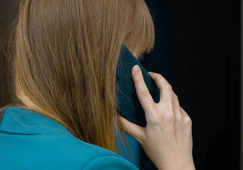 Jak rozpocząć rozmowę telefoniczną? Ekspert radzi, których zwrotów unikać