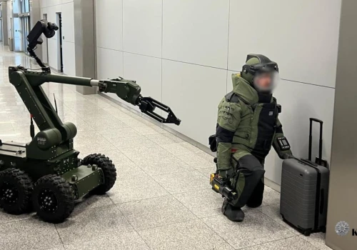 Walizka na lotnisku postawiła na nogi służby