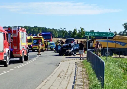 Poważne utrudnienia na DW 512. Zderzenie osobowki z ciągnikiem, droga jest zablokowana!