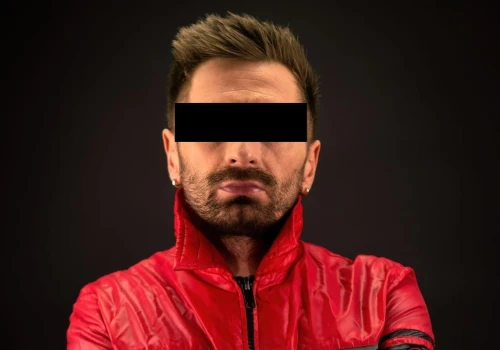 Miał pośredniczyć w łapówkach dla posła KO. Wcześniej nagrał utwór przeciwko „strefom wolnym od LGBT”