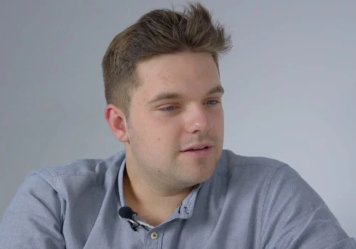 Uśmiechnięty senator i wiceprezes Naczelnej Izby Lekarskiej. Ujawniono, jakie „plecy” miał Dawid Kacprzyk