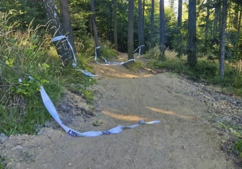 Wykonawca remontuje, a rowerzyści niszczą. Enduro Trails apeluje o respektowanie zakazu na Twisterze