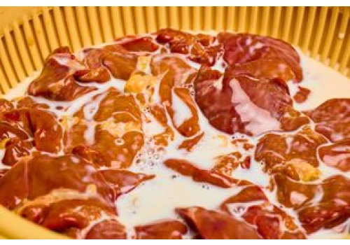 Włóż do niej wątróbkę przed smażeniem. Pozbawisz ją goryczki i będzie delikatniejsza w smaku