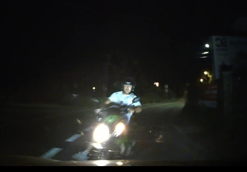 Kierowca skutera na czołówkę. Wstał, otrzepał się i pojechał dalej. Policja rozkłada ręce