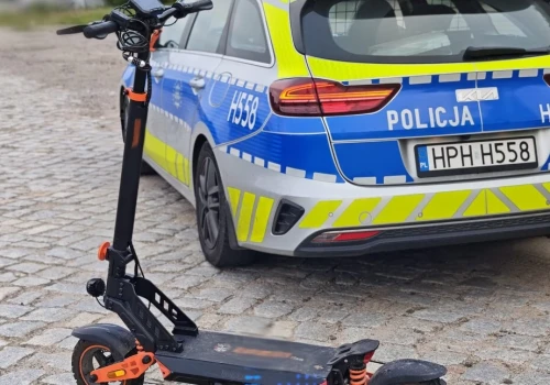 Niebezpieczna jazda na hulajnogach. Trzech nastolatków w rękach ciechanowskiej policji
