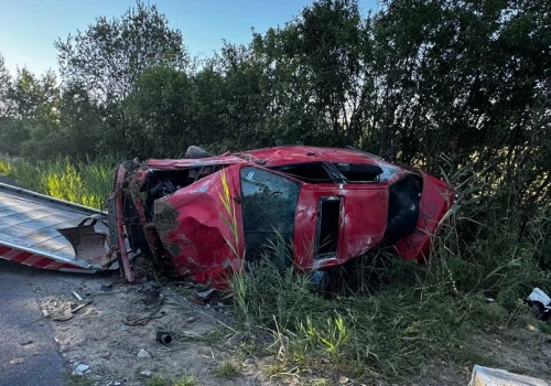 Audi roztrzaskane koło Nowogrodu Bobrzańskiego, kierowca uciekł. Szuka go zielonogórska policja (ZDJĘCIA)