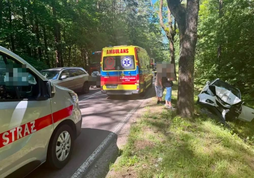 Groźny wypadek na trasie W610. Zderzyły się cztery auta, droga jest całkowicie zablokowana