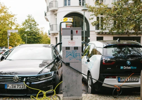 Przez ceny paliw Niemcy rezygnują z aut spalinowych i wybierają elektryczne