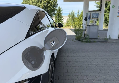 Ministerstwo: NAJDROŻSZY w eksploatacji jest wodór. Później elektryk. Dlatego obniżymy ceny… paliw. CPN 2 od 17.08