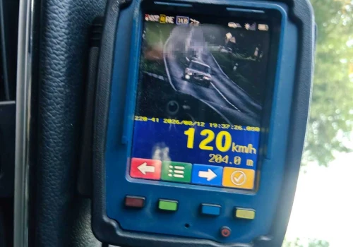 120 km/h w obszarze zabudowanym, amfetamina ukryta w bieliźnie i poszukiwany pasażer, który podał dane brata