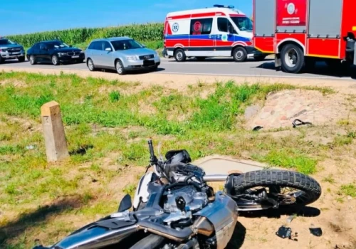 Wypadek z udziałem motocyklisty. Droga całkowicie zablokowana