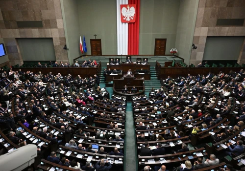Najnowszy sondaż partyjny. KO i PiS na czele. Wiadomo, kto jeszcze wszedłby do Sejmu