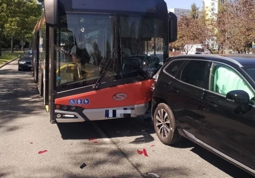 Groźne zderzenie autobusu MPK z osobowym Volvo na alei Powstańców Warszawy. Jedna osoba trafiła do szpitala