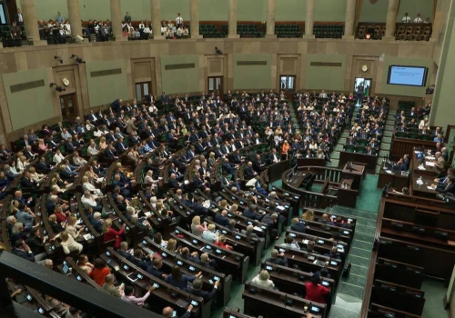Sondażowy ból głowy koalicji rządzącej. Partie prawicowe uzyskałyby większość