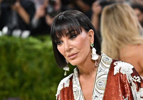 Odmładzająca grzywka? Kris Jenner w tych trzech cięciach zachwyca