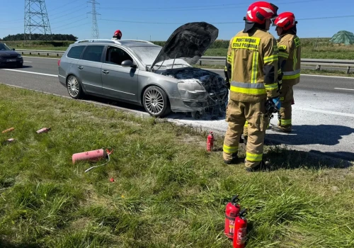 Pożar samochodu na obwodnicy Ostrowa Wielkopolskiego. Pomogli strażacy, którzy jechali trasą