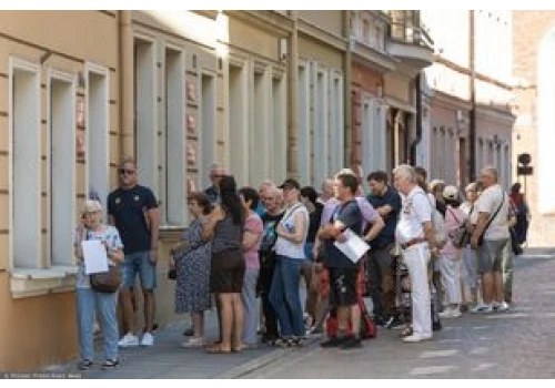 Polacy tłumnie ruszyli do urzędów. 