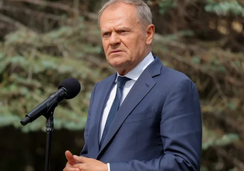 Donald Tusk pożegnał Andrzeja Morozowskiego. Symboliczny gest premiera