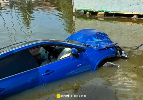 Samochód zderzył się z jachtem i poszedł na dno. Nietypowy incydent na Mazurach