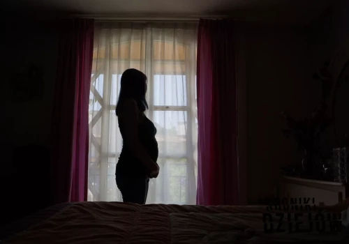 Nosila silikonowy brzuch przez 9 miesięcy. Aby ukryć kłamstwo, zrobiła przyjaciółce coś potwornego