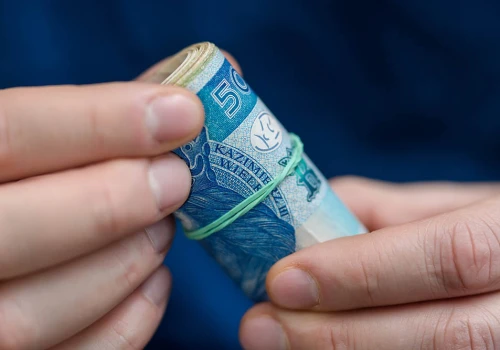 Gra w powódź i miejskie granty. Jak publiczne miliony płyną do „swoich” – i dlaczego to się dzieje w całej Polsce