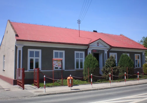 Dzieci czekają, rodzice protestują, gmina odpowiada. Co dzieje się ze szkołą w Stadłach?