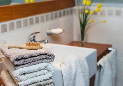 Hotelowy trik z ręcznikami działa też w domu. Łazienka od razu wygląda drożej