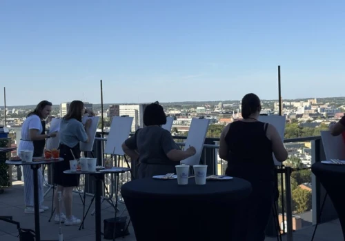 „Malowanie w Chmurach” po raz pierwszy w Łodzi. Panorama miasta na płótnie z 19. piętra