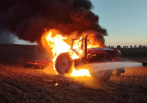Ciągnik rolniczy Massey Ferguson spłonął jak zapałka