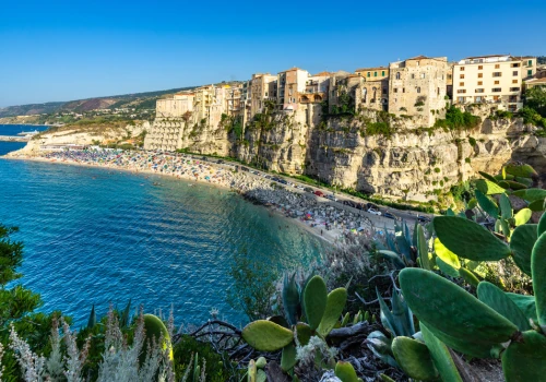 City break we włoskiej Tropei za 939 PLN 🌊☀️🇮🇹 Loty i noclegi z widokiem na morze 🩵