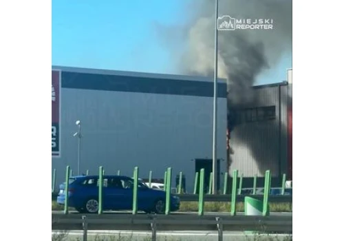 Pożar hurtowni z częściami do aut pod Warszawą. Ogień przedostał się na dach hali