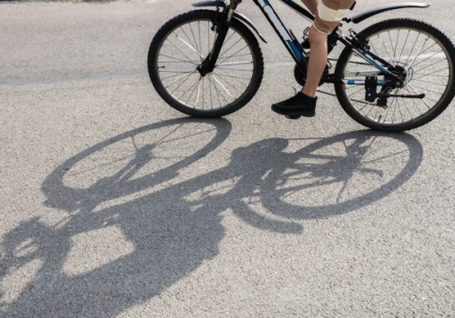 Wypadek z udziałem policyjnego radiowozu. Potrącony rowerzysta