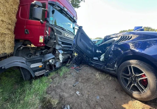 Groźny wypadek na DK57. Zderzyły się ciężarówka i samochód osobowy. Na miejscu komendant KM PSP Olsztyn