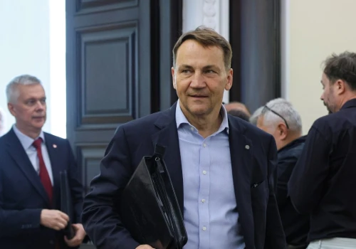 Szpila przed uroczystościami. Sikorski kąśliwie do Nawrockiego