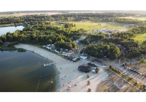 Zalew Stradomia Wierzchnia: piaszczysta plaża, kajaki i SUP-y. Zobacz ceny wypożyczalni i pola kempingowego przed wakacyjnym wyjazdem!