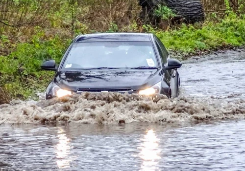 Ściana deszczu zaleje domy i drogi. Wskazano regiony