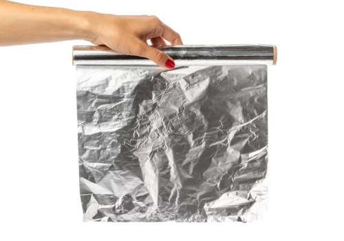Błyszcząca czy matowa? Ta zasada dotycząca folii aluminiowej od lat wprowadza nas w błąd