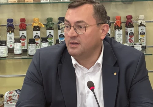 Ziemniaki z Niemiec i maliny z Ukrainy. Minister odpowiada na zarzuty o „zalewie” Polski