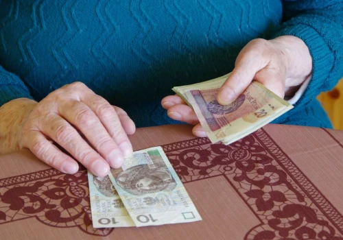 6938 zł miesięcznie dla seniorów po setnych urodzinach. ZUS wypłaca specjalne świadczenie