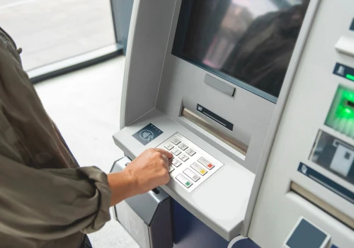 Bankomat za granicą może policzyć ci wakacje dwa razy. Uważaj na pułapki przewalutowania DCC